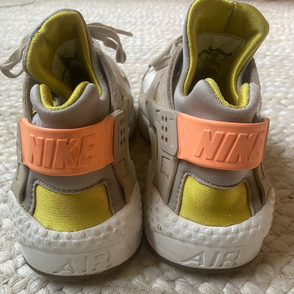 Women’s size 7 Nike Air Huarache - Picture 2 of 6